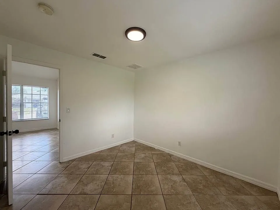 3 bed, 2.0 bath, 988 sqft, $1,400 — Photo 2
