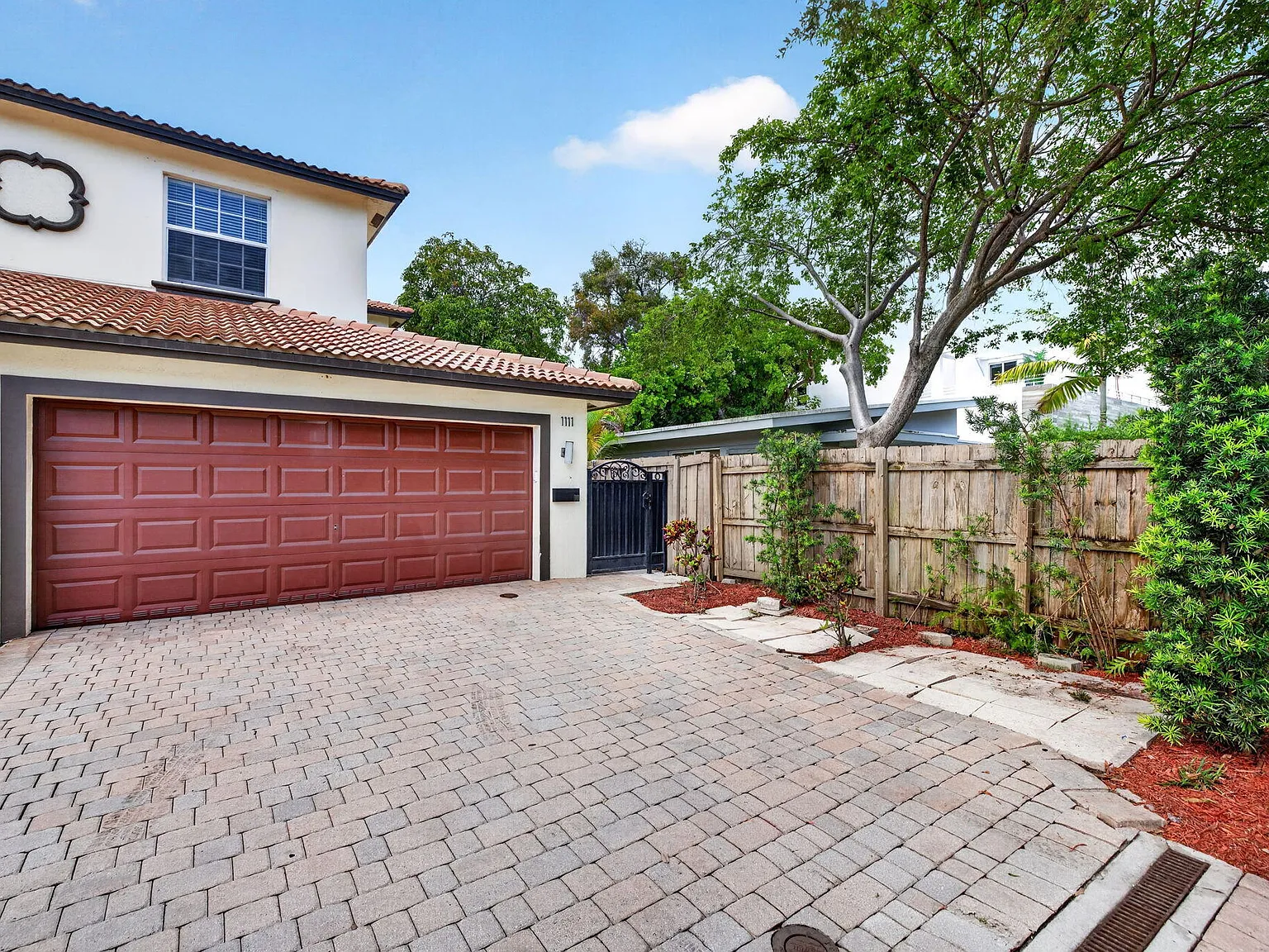 3 bed, 2.5 bath, 2112 sqft, $6,200 — Photo 3