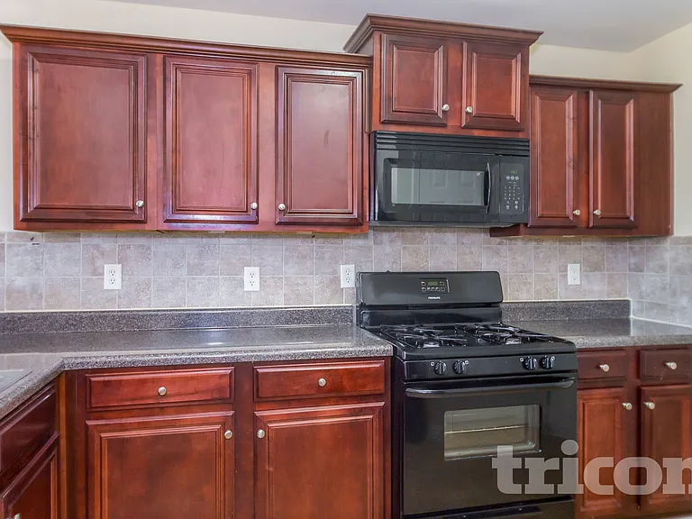 2435 Cornell Cir — Photo 5