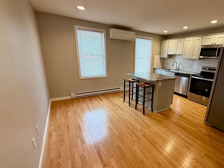 209 N Meadow St — Photo 3