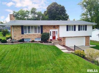 2730 W Pine Hill Ln, Peoria, IL 61614