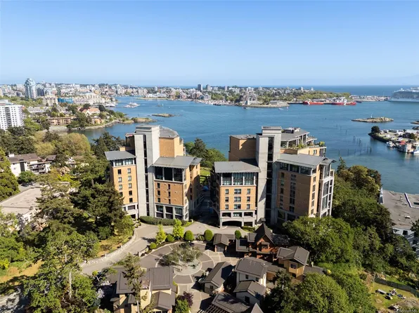 847 Dunsmuir Rd #106, Esquimalt, BC V9A 0A5