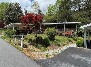 201 Country Woods Dr, Franklin, NC 28734