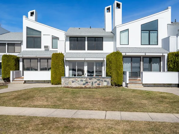 528 E Bay St APT 25, Harbor Springs, MI 49740
