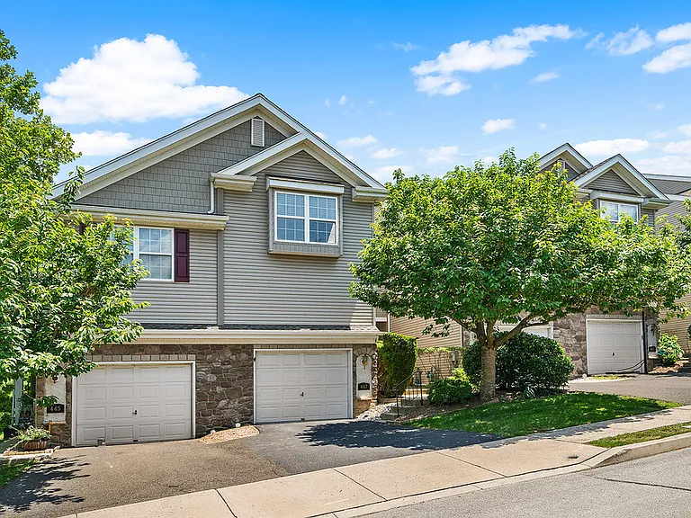 447 Fort Hill Cir — Photo 1