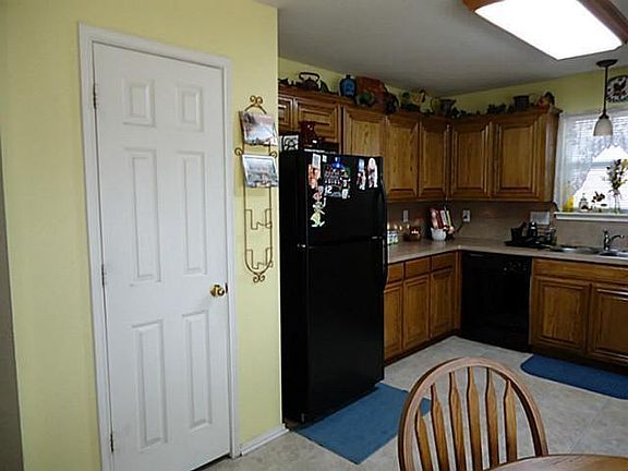 3rd image of 2601 Emerald Ln