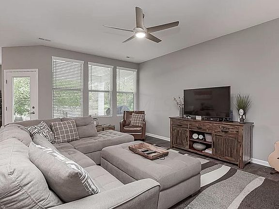 4th image of 964 Zeller Cir