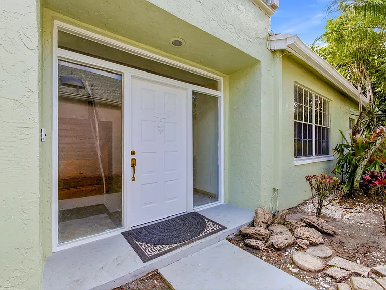 1235 Sussex St — Photo 3
