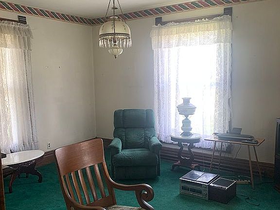 3rd image of 301 W Plum St