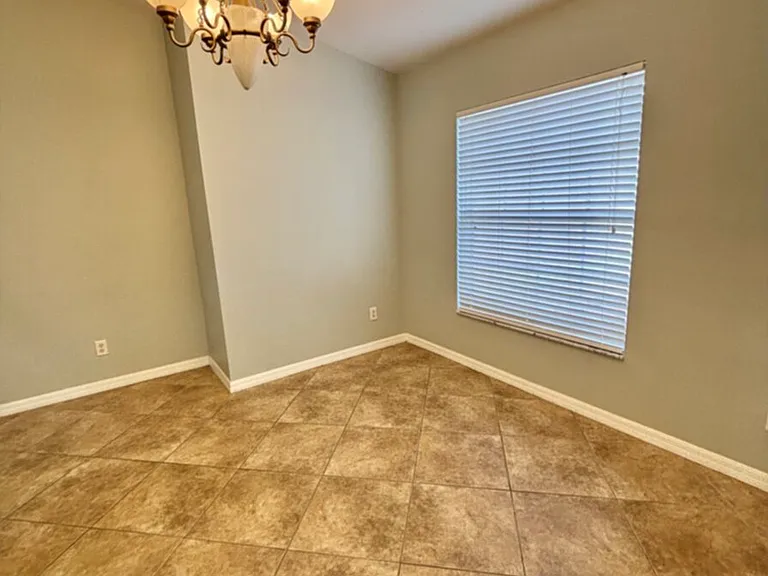 1405 Trafalgar Pkwy — Photo 8