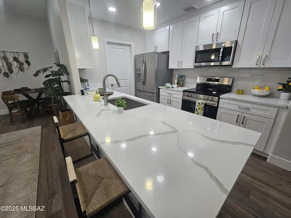 2020 E River Rd #102, Tucson, AZ 85718
