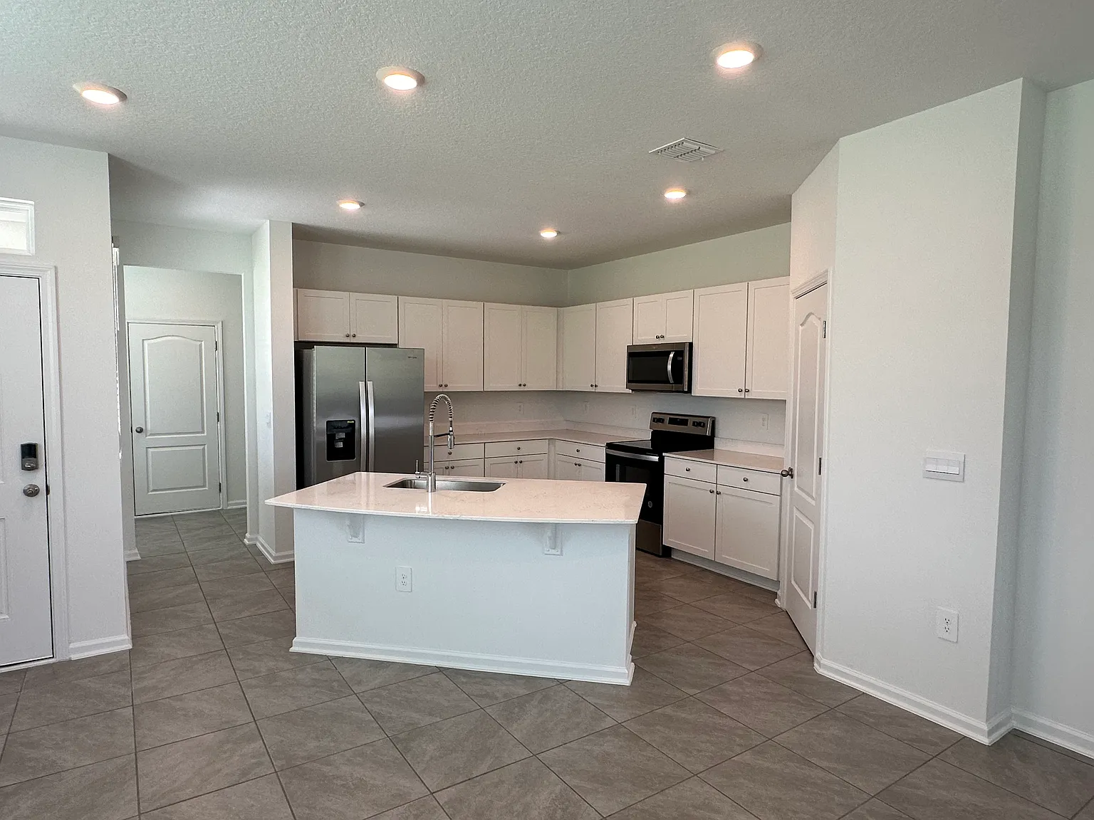 3 bed, 2.5 bath, 1795 sqft, $2,050 — Photo 4