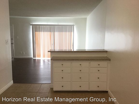 3rd image of 905 Edgewood St APT 09