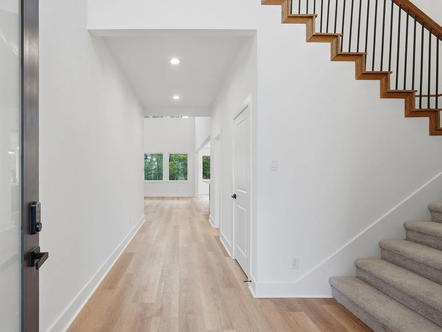4 bed, 3.5 bath, 2500 sqft, $2,600 — Photo 2