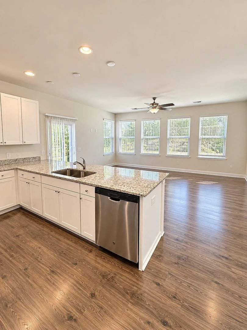 3 bed, 3.5 bath, 1544 sqft, $2,200 — Photo 4