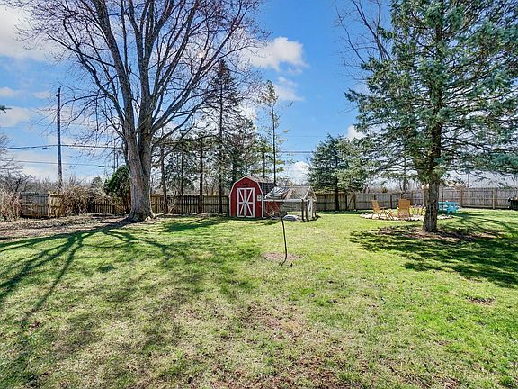 3rd image of 258 Ferndale Ct