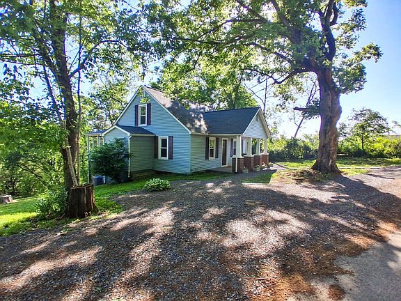 3rd image of 208 Mountain Rd