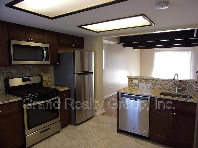2 bed, 1.5 bath, 960 sqft, $1,800 — Photo 4