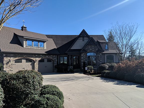 Front
Concrete driveway