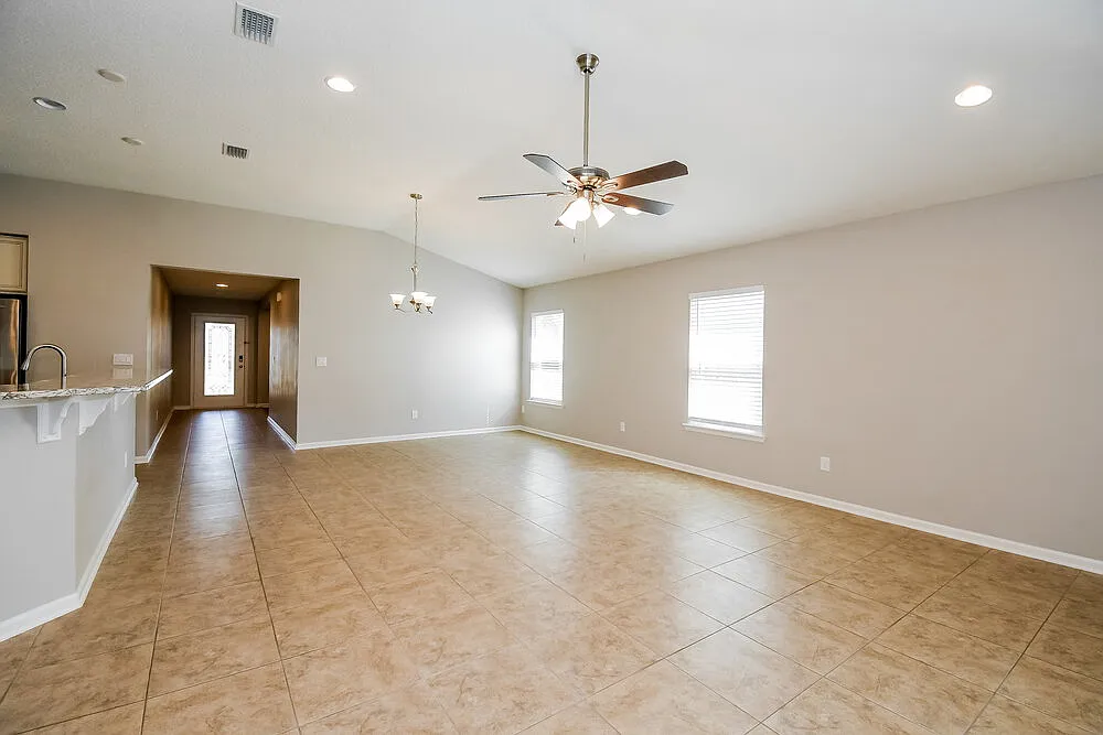 3 bed, 2.0 bath, 1685 sqft, $2,340 — Photo 4