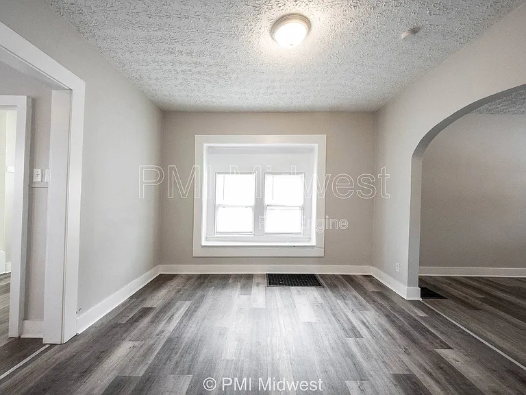 729 N Bosart Ave — Photo 7