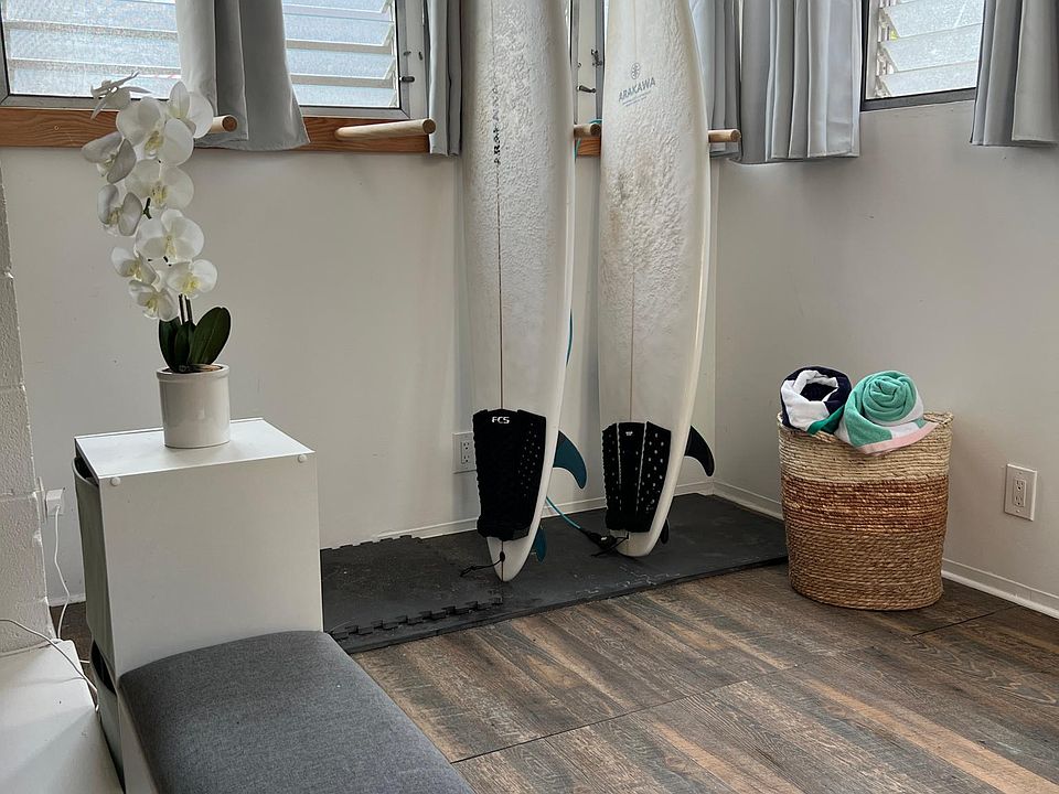 Enclosed lanai with built-in surf racks