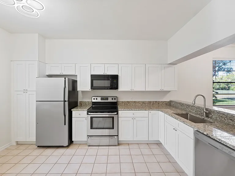 121 Lindsay Ln — Photo 12