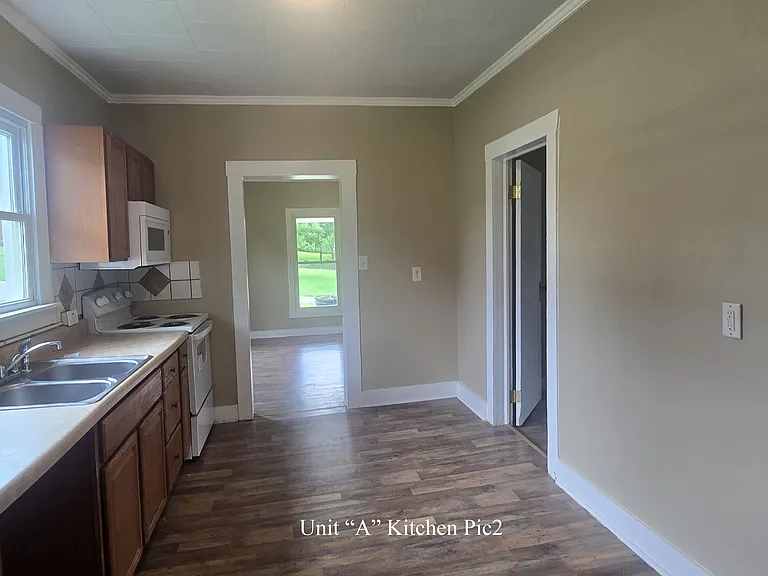 605 Grove St — Photo 2