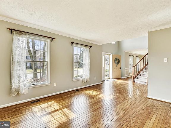 5th image of 1002 Summer Hill Dr