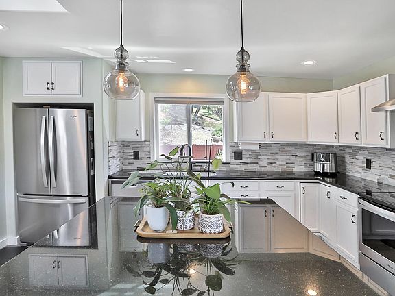 4th image of 21324 Evergreen Way