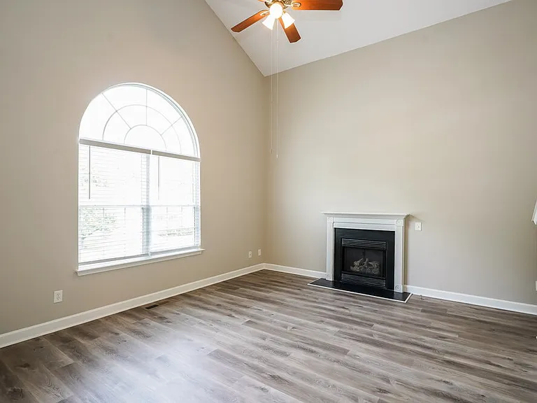 685 Belgium Dr — Photo 4