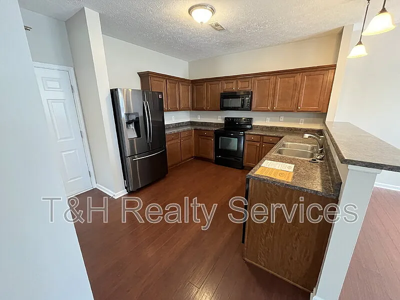 4 bed, 2.0 bath, 2568 sqft, $2,400 — Photo 4