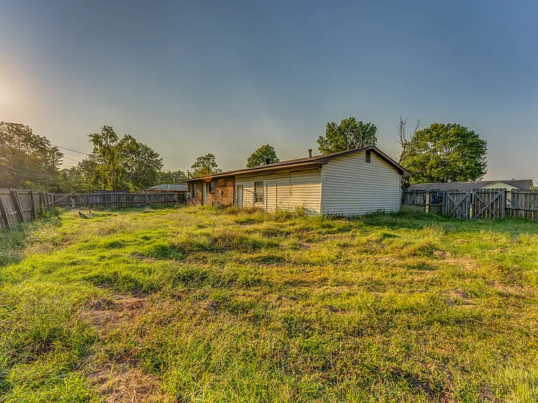 121 E Pecan St — Photo 4