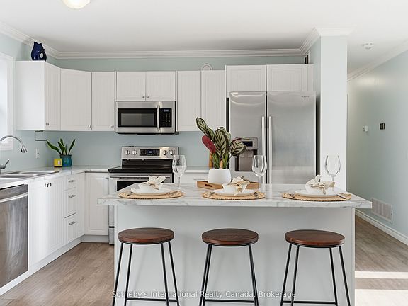 2nd image of 1021 Tower Cres