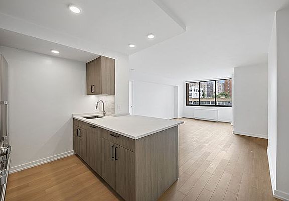 3rd image of 200 W 60th St APT 3G