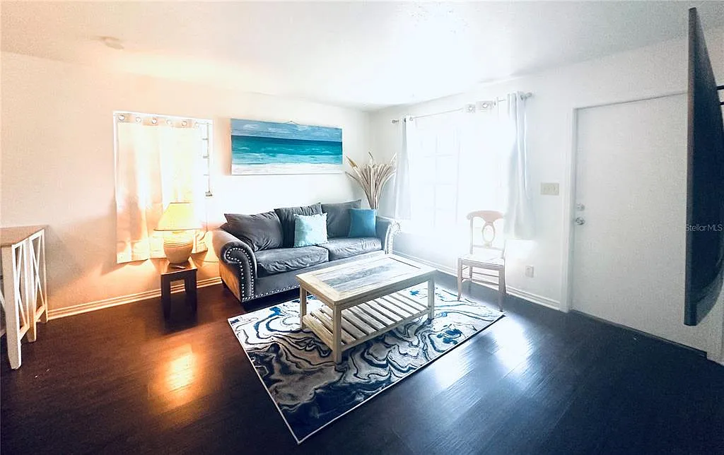 3 bed, 1.0 bath, 980 sqft, $3,200 — Photo 3