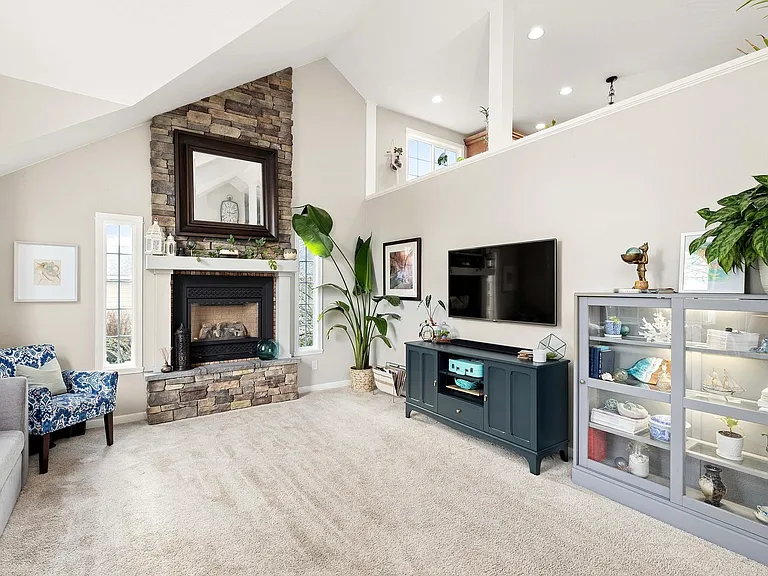 725 Peacock St — Photo 4