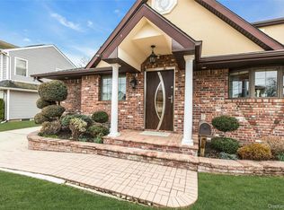 21 Terrell Ln, Hicksville, NY 11801