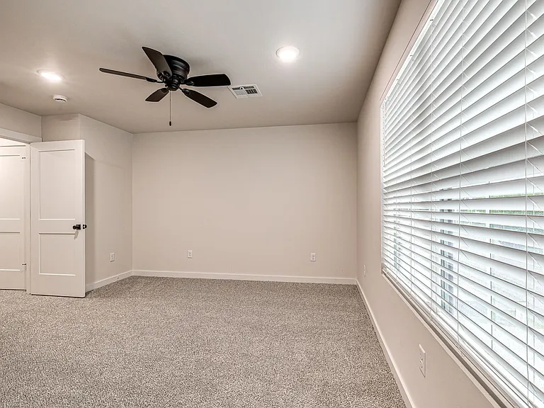 610 W 2nd St #100 — Photo 38