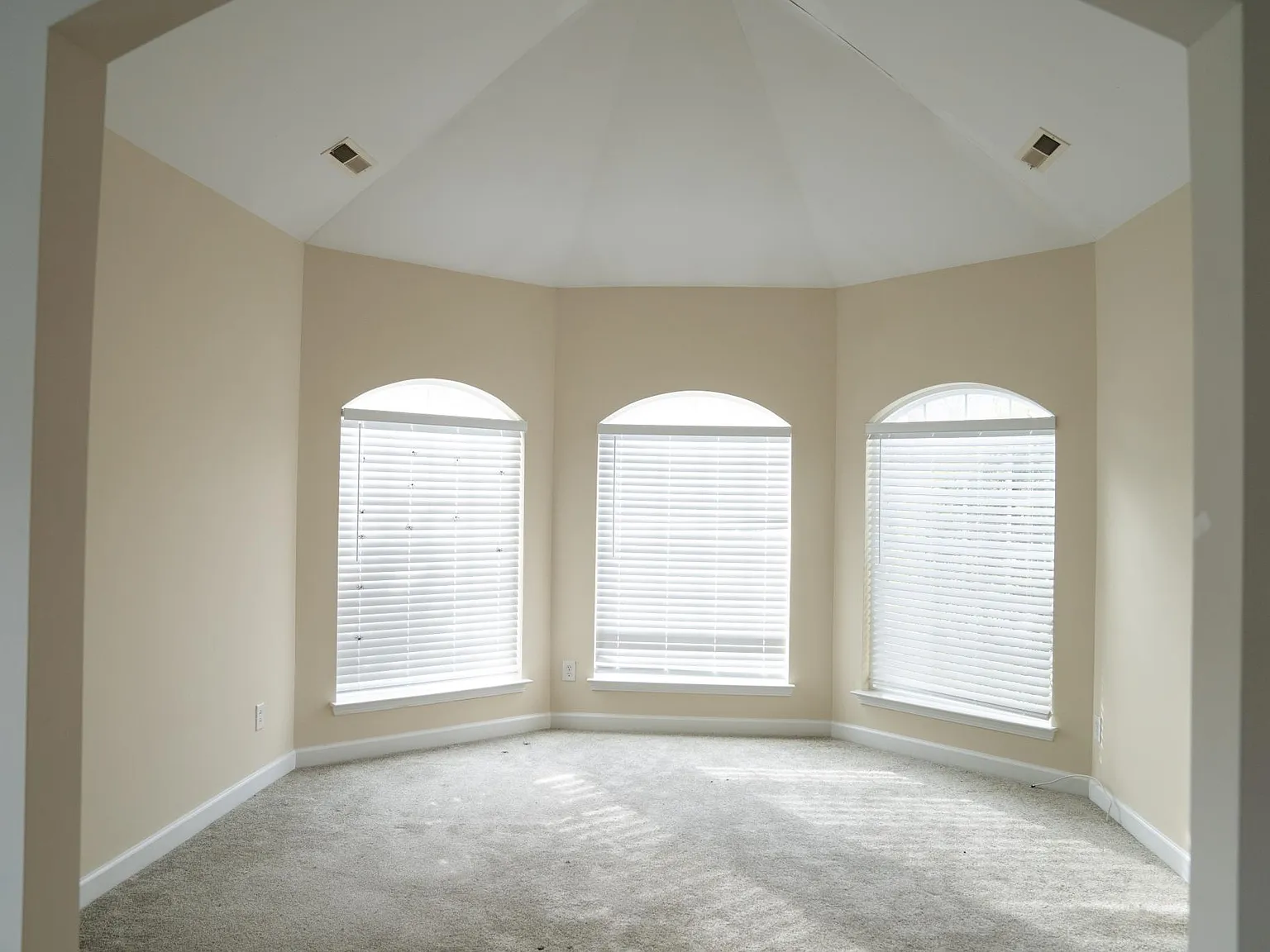 5 bed, 3.5 bath, 2909 sqft, $2,999 — Photo 3