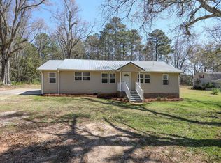8 Strong Cir, Due West, SC 29639