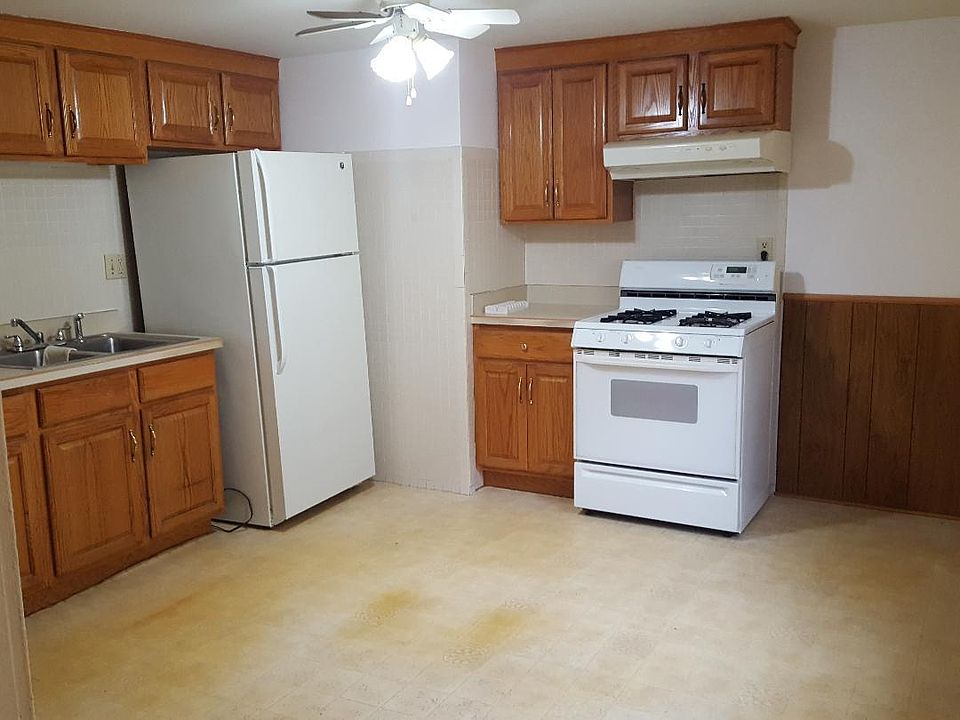 great kitchen. the floor can be replaced