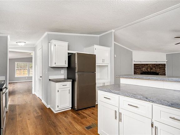 5th image of 218 Creekstone Dr