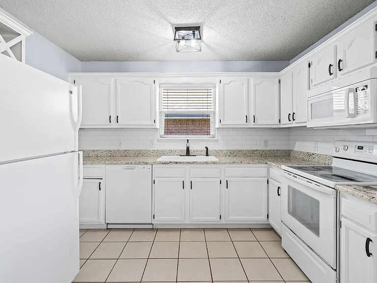 10702 Akron Ave — Photo 7