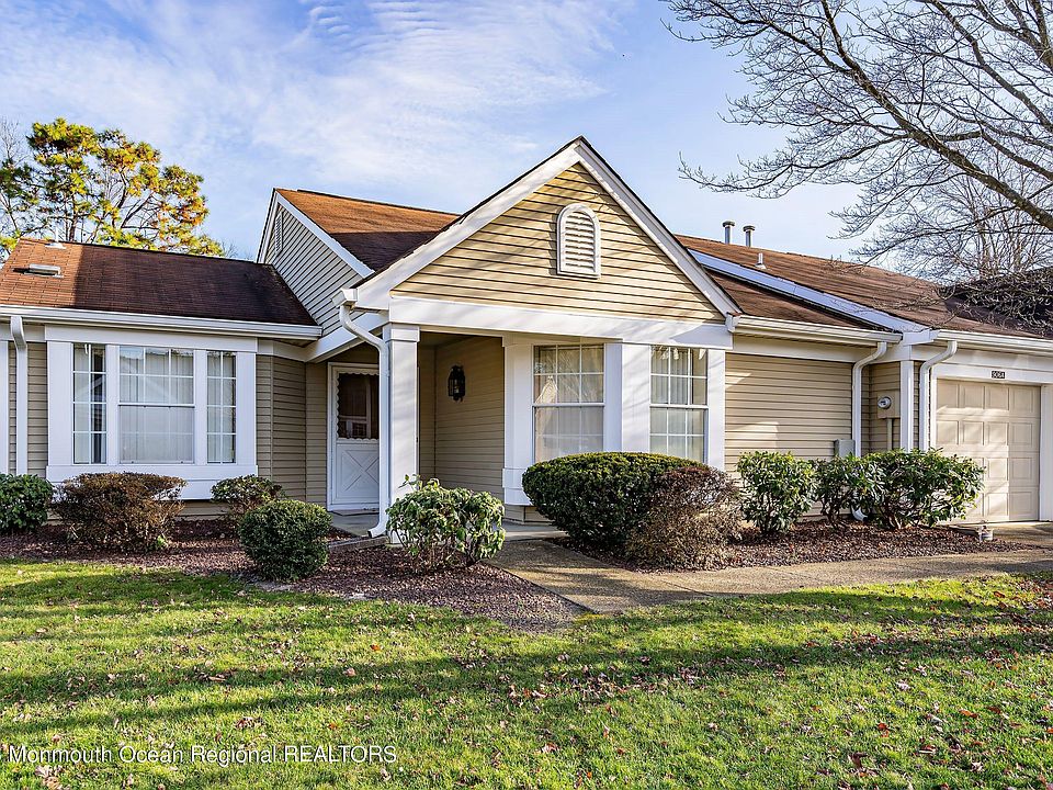 1st image of 906A Stratford Court