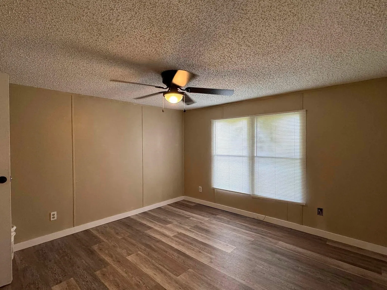3 bed, 2.0 bath, 1120 sqft, $1,200 — Photo 4