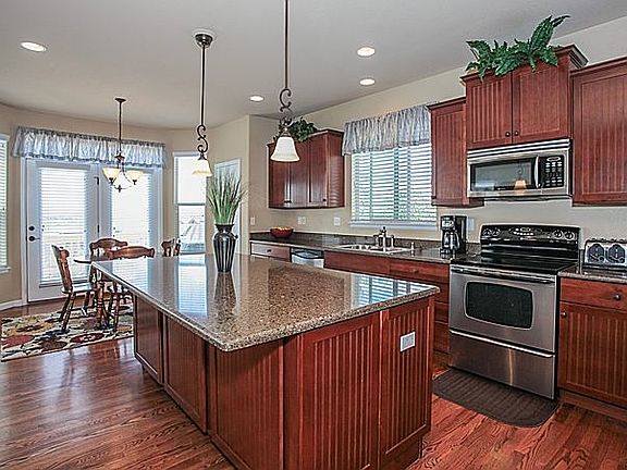 GOURMET KITCHEN W/STAINLESS STEEL APPLIANCES