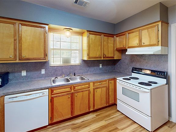 4th image of 906 Waco St