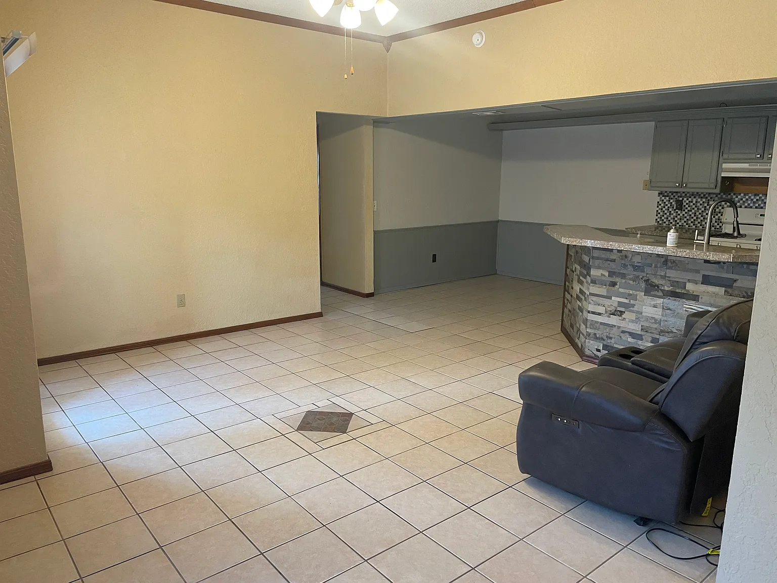 2 bed, 918 sqft, $1,200 — Photo 2