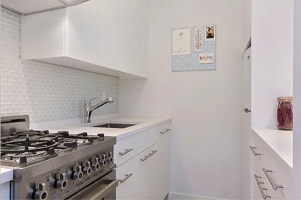 Sold by Avenue Real Estate | media 17